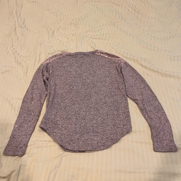 Freshman 1996 Rose Long-sleeve top with a lace pattern on the shoulder pads:) - Picture 2 of 4